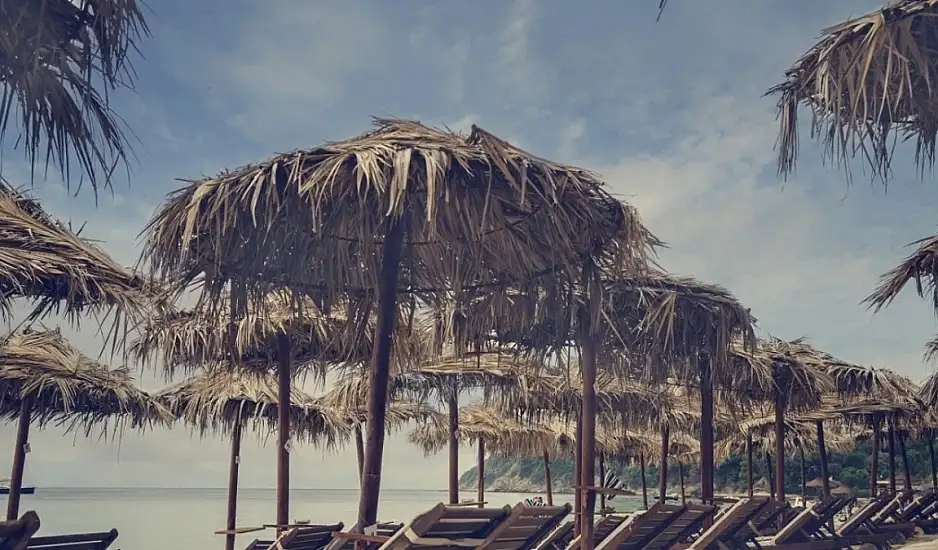 Χαλκιδική: Σφραγίστηκε beach bar που είχε καταλάβει 2,5 στρέμματα αιγιαλού